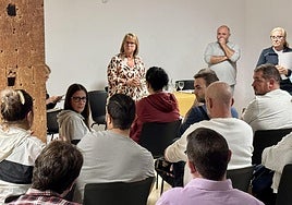 La alcaldesa Conxa Garcia, en una reunión con vecinos.