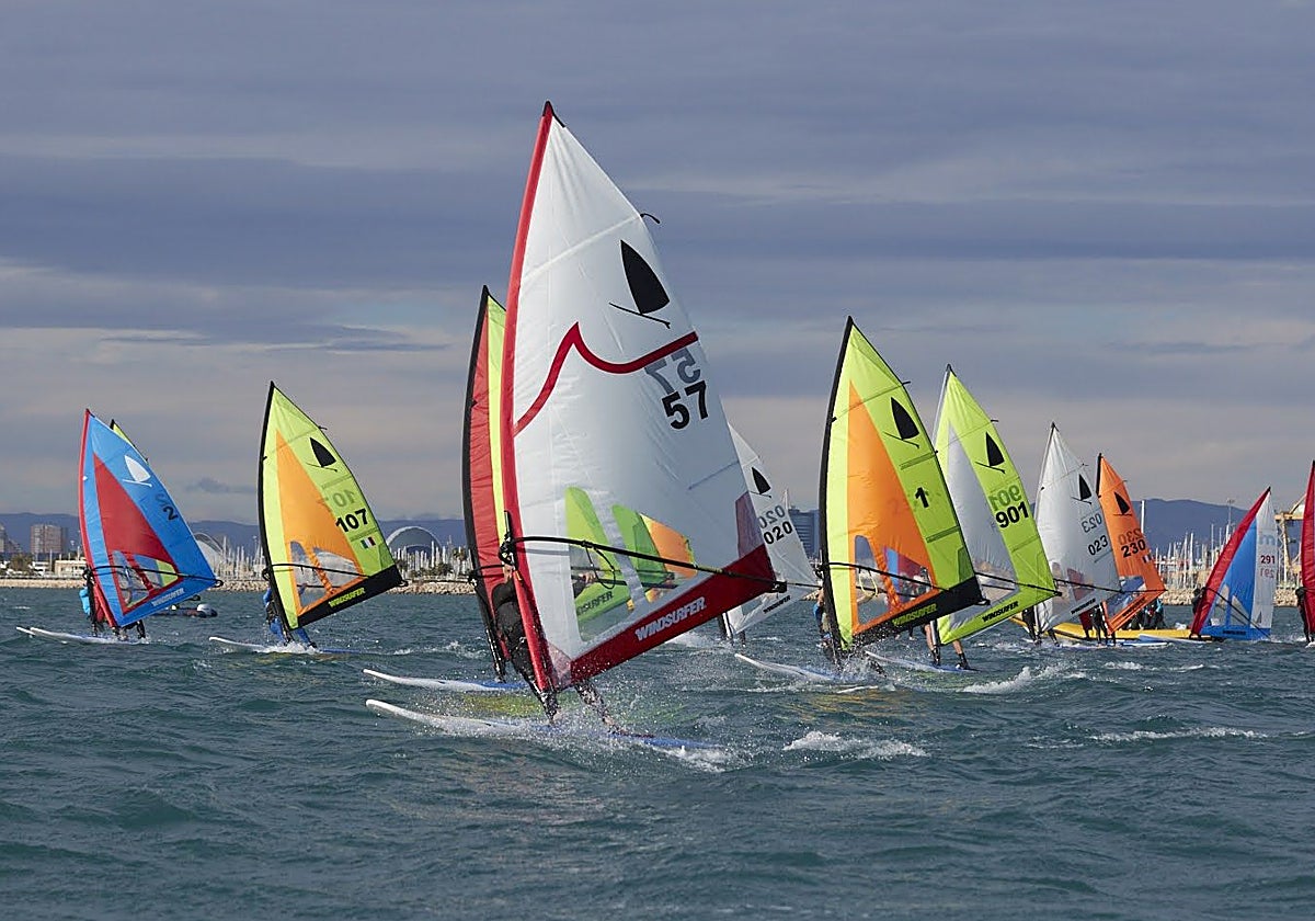 Competidores durante el torneo en la costa valenciana