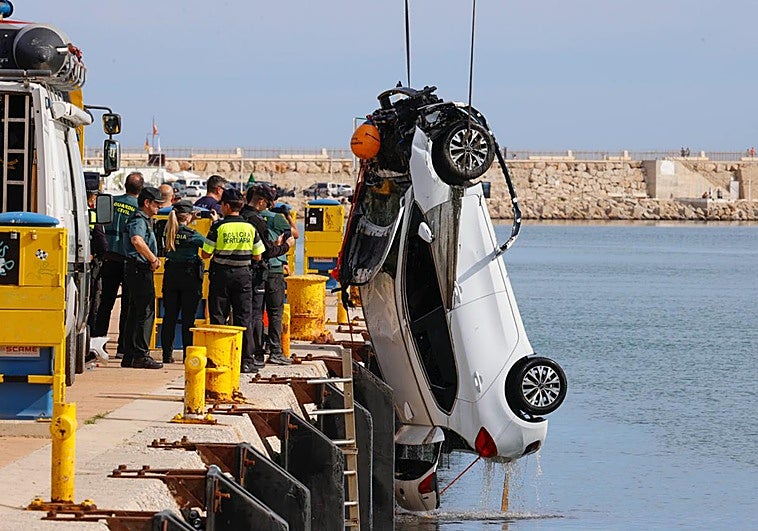 El vehículo siniestrado en el puerto de Gandia tras ser rescatado del agua.