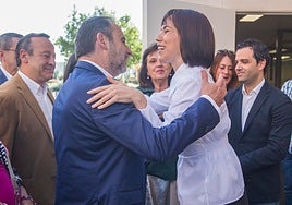 José Luis Ábalos saluda a Diana Morant antes de presentar la candidatura del PSOE de las elecciones de 2023.
