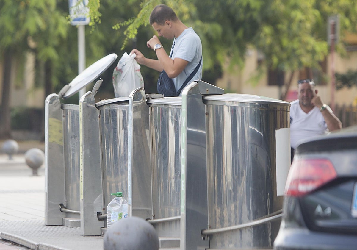 Contenedores soterrados en Port Saplaya, en una imagen de archivo.