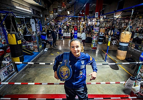 Sheila Martínez sobre el ring.