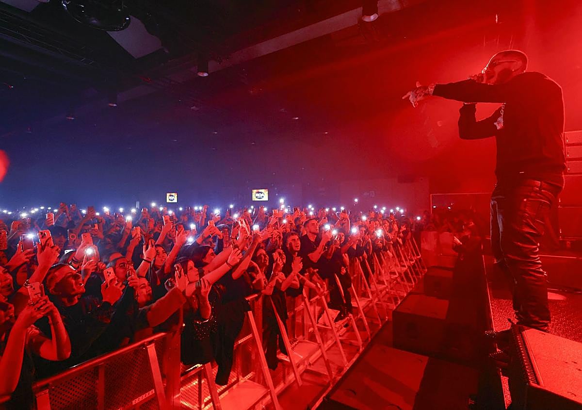 Imagen secundaria 1 - El cantante puertorriqueño ROA revoluciona el auditorio del Roig Arena