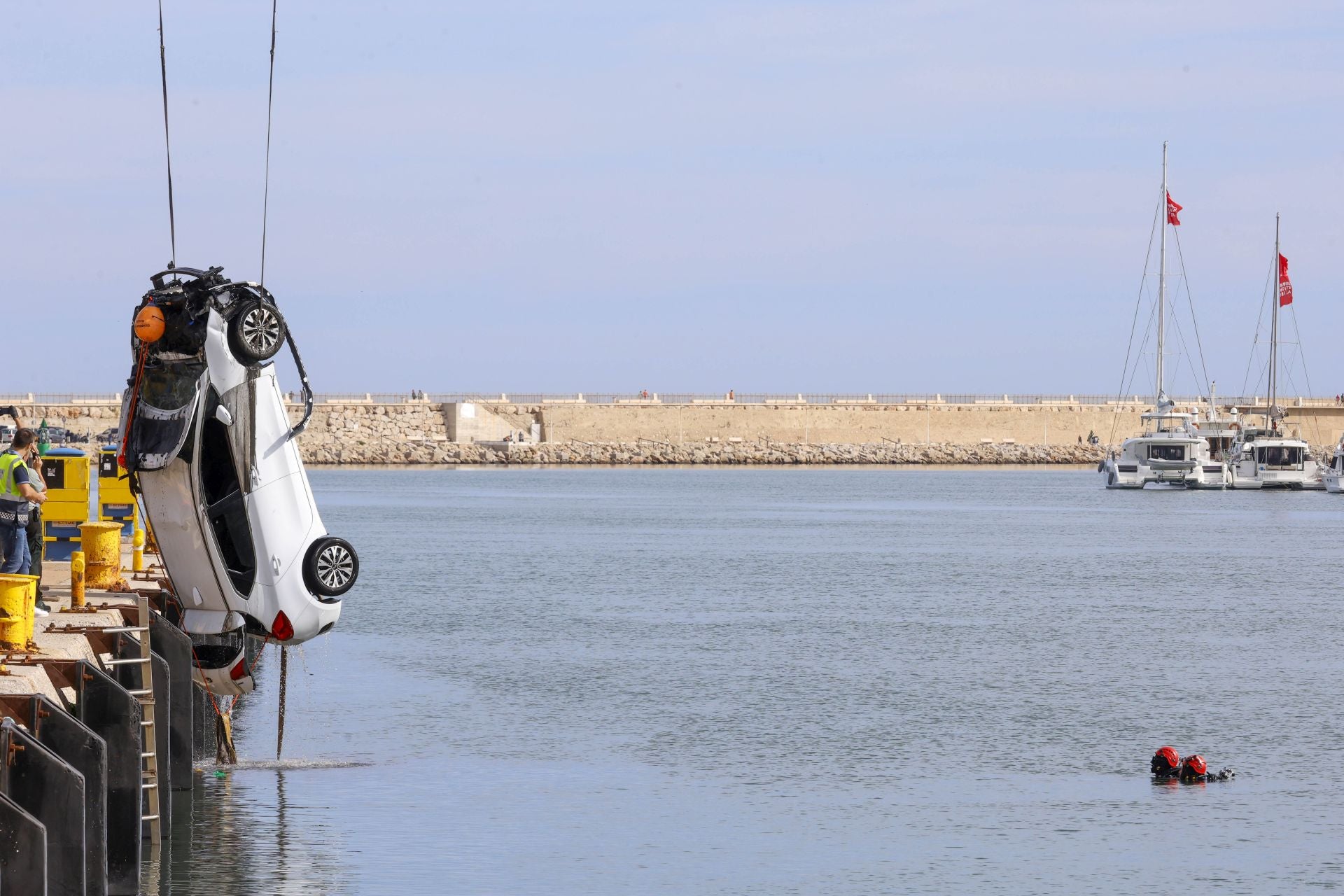 La Guardia Civil ultima la extracción del coche donde murió una joven en el puerto de Gandia
