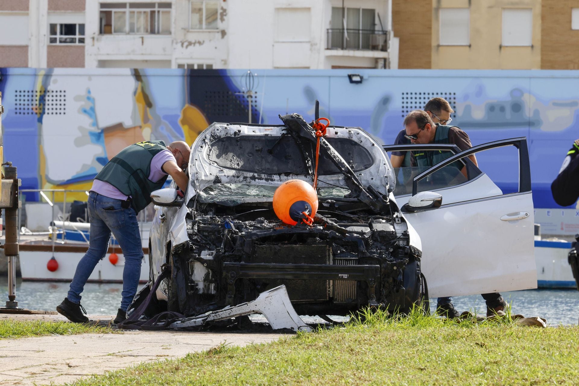 La Guardia Civil ultima la extracción del coche donde murió una joven en el puerto de Gandia