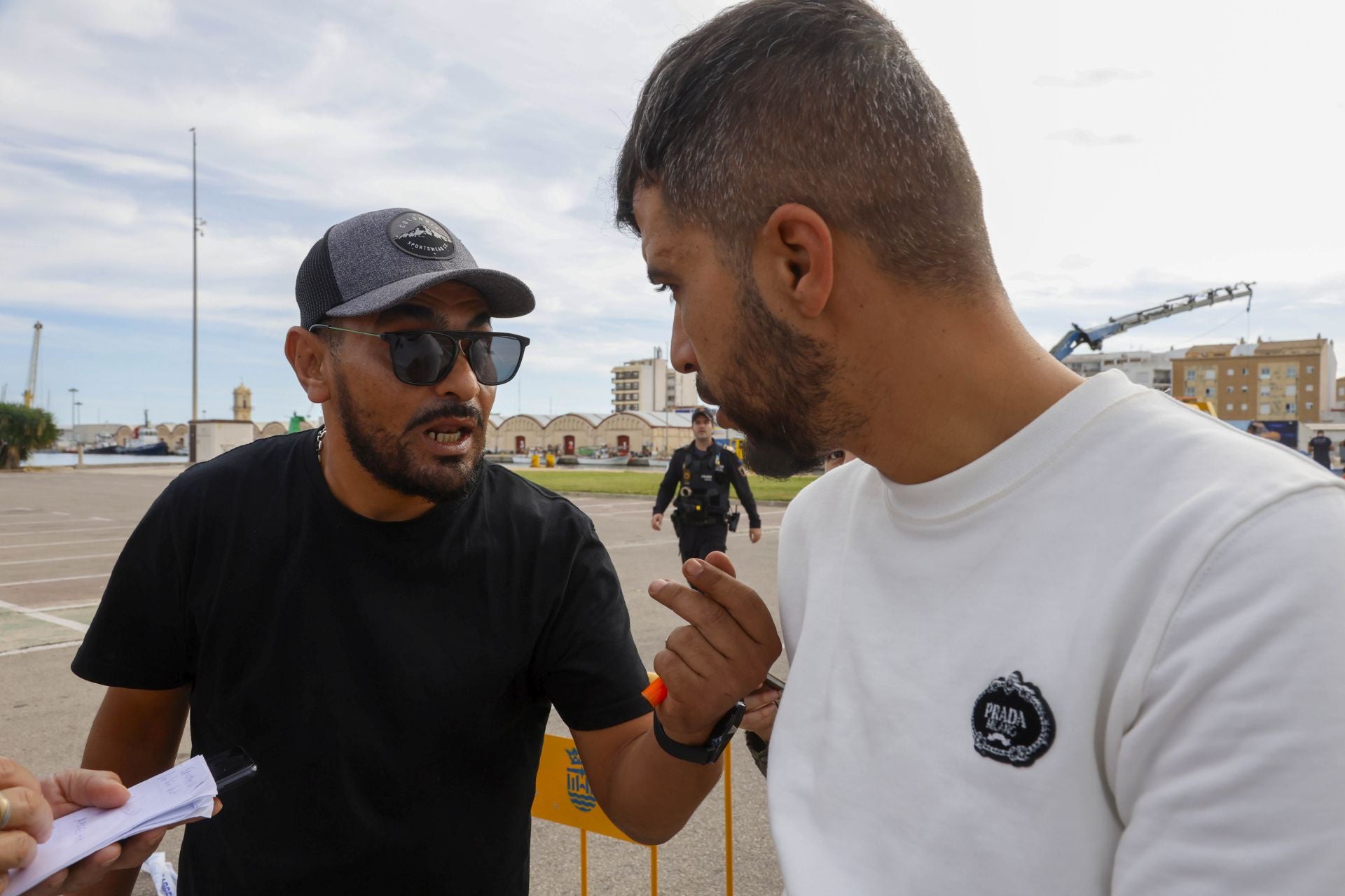 La Guardia Civil ultima la extracción del coche donde murió una joven en el puerto de Gandia