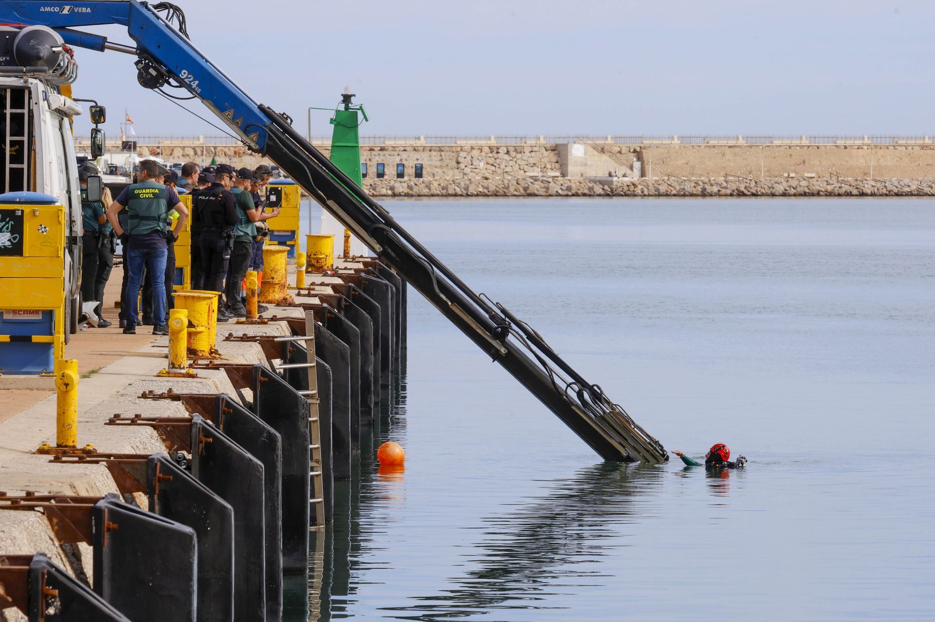 La Guardia Civil ultima la extracción del coche donde murió una joven en el puerto de Gandia