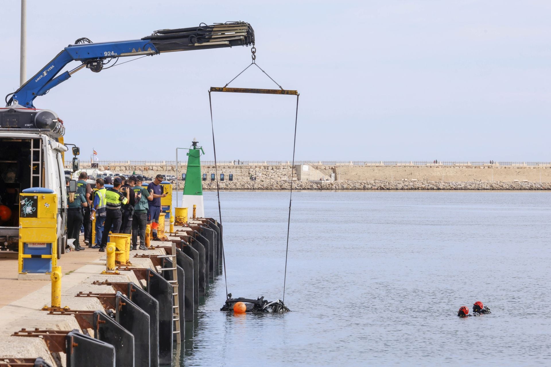 La Guardia Civil ultima la extracción del coche donde murió una joven en el puerto de Gandia