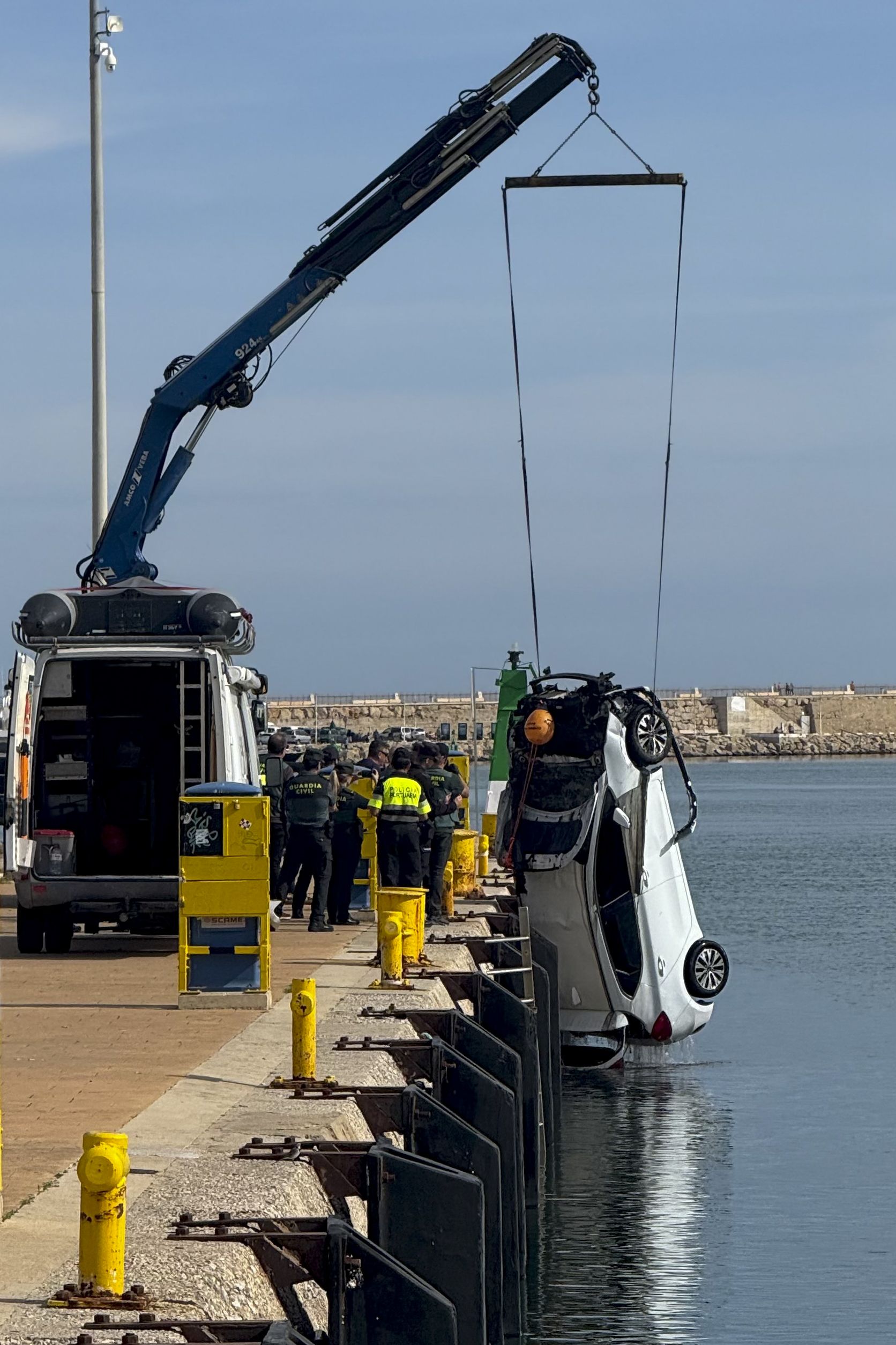 La Guardia Civil ultima la extracción del coche donde murió una joven en el puerto de Gandia