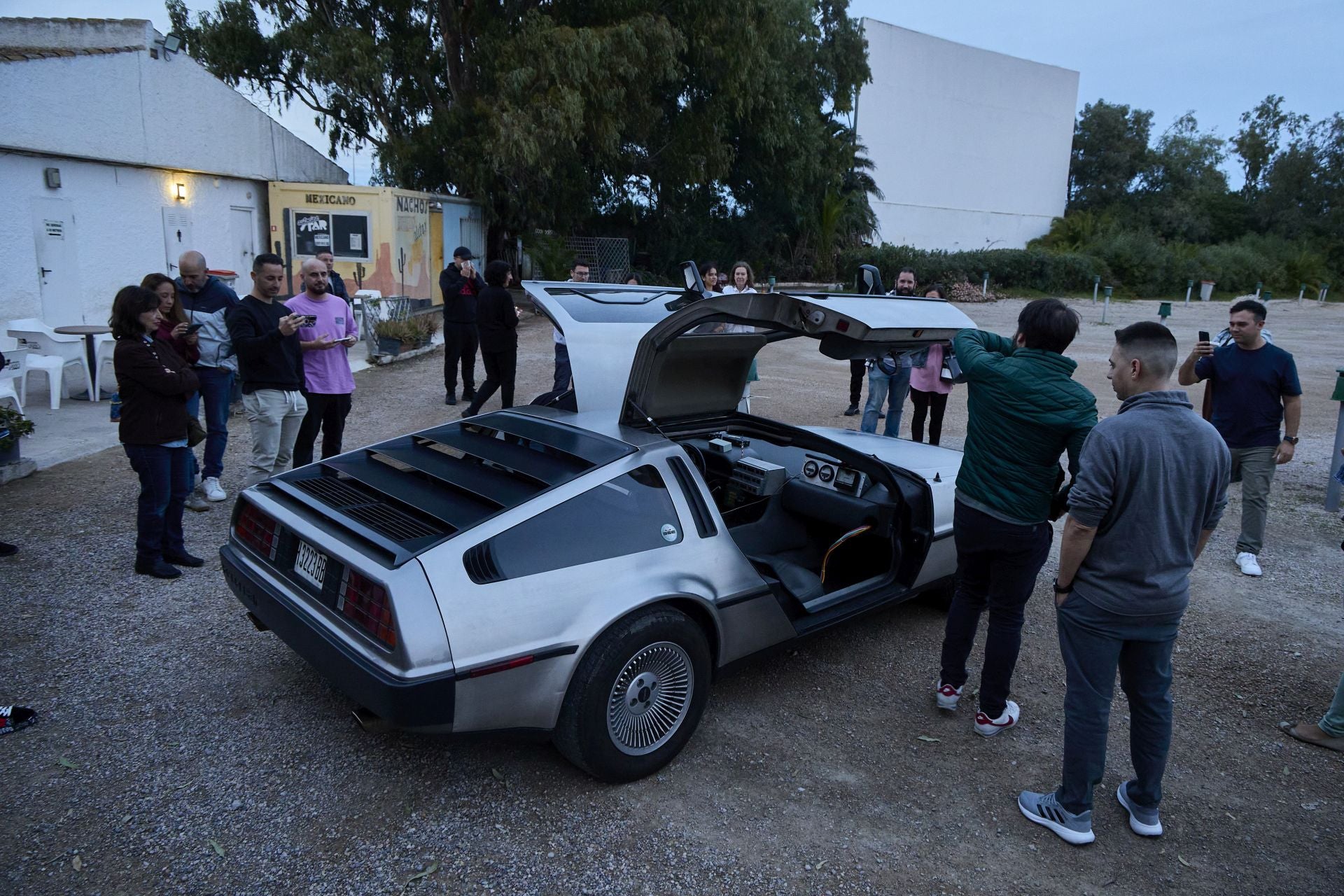 Imagen principal - El coche de &#039;Regreso al Futuro&#039; aparca en Valencia