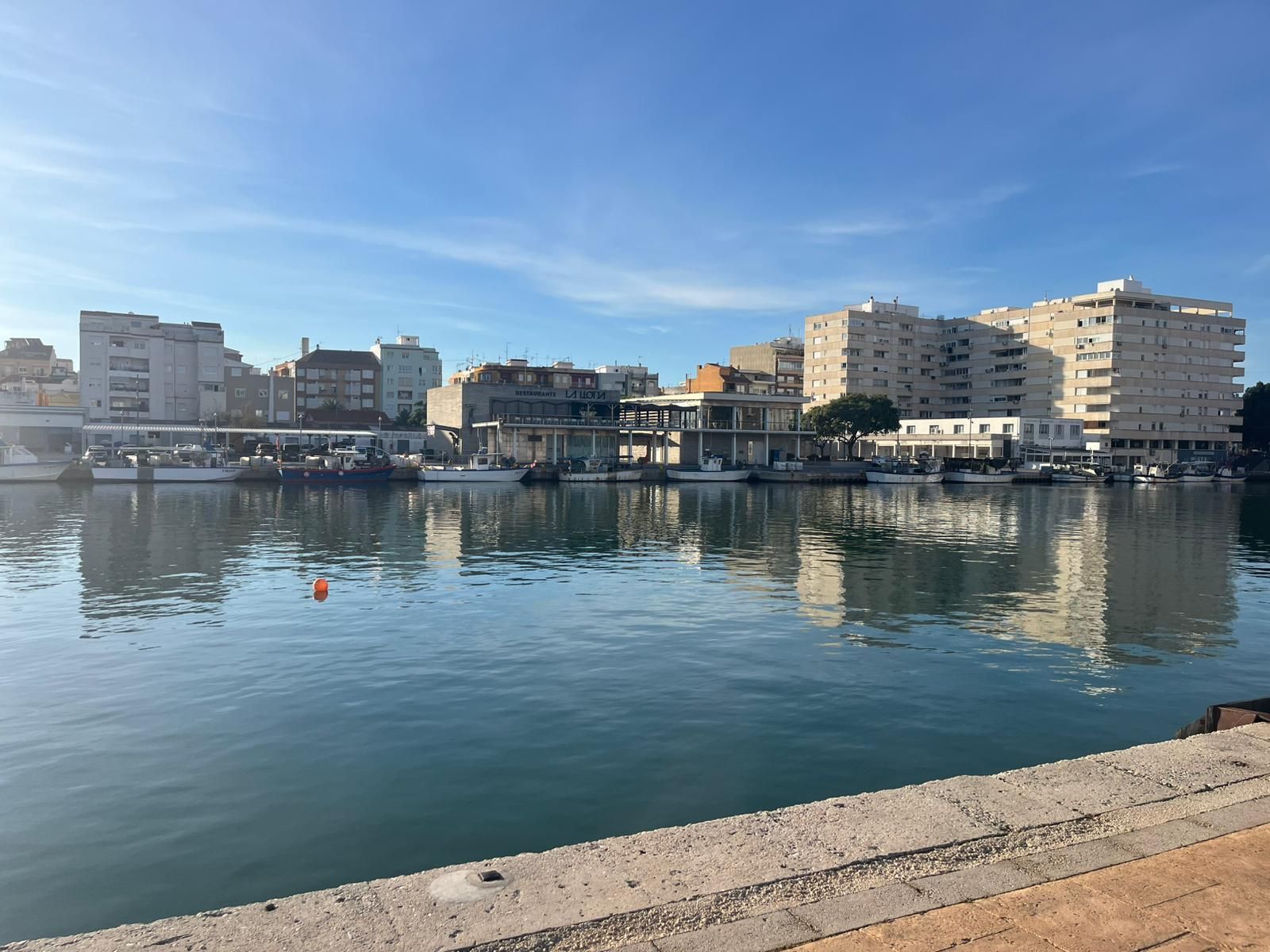 La Guardia Civil ultima la extracción del coche donde murió una joven en el puerto de Gandia