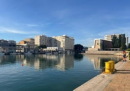 La Guardia Civil ultima la extracción del coche donde murió una joven en el puerto de Gandia