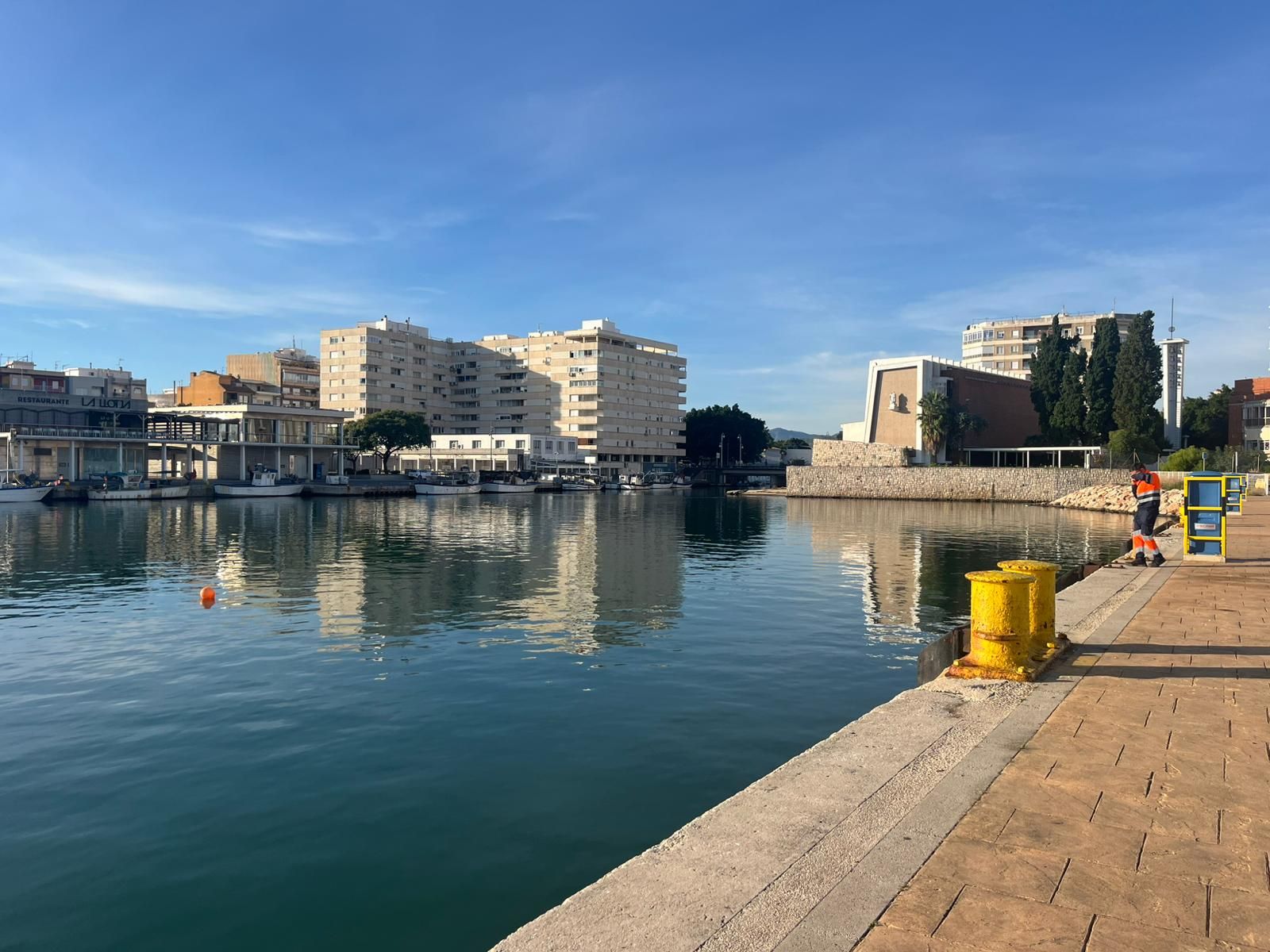 La Guardia Civil ultima la extracción del coche donde murió una joven en el puerto de Gandia