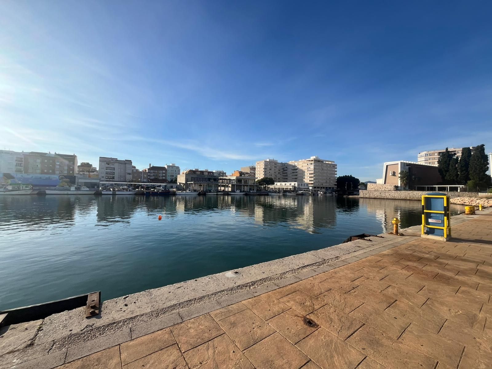 La Guardia Civil ultima la extracción del coche donde murió una joven en el puerto de Gandia