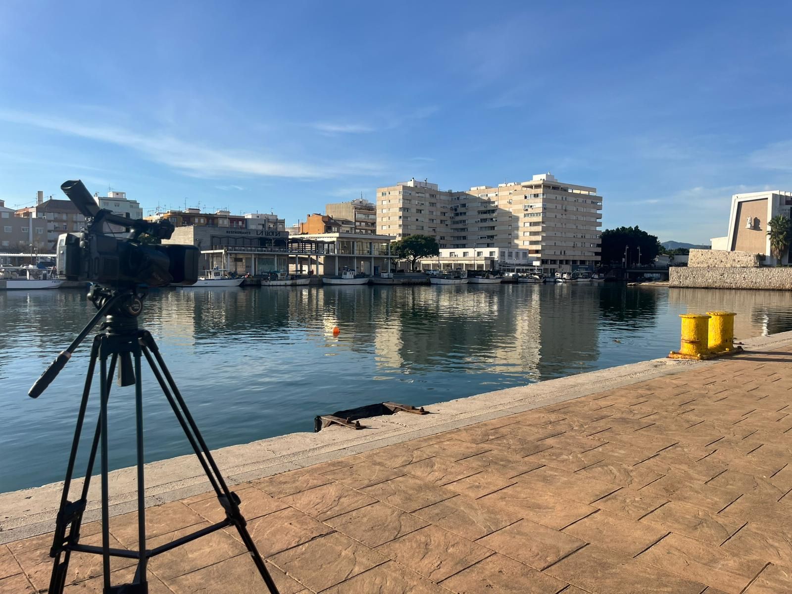 La Guardia Civil ultima la extracción del coche donde murió una joven en el puerto de Gandia