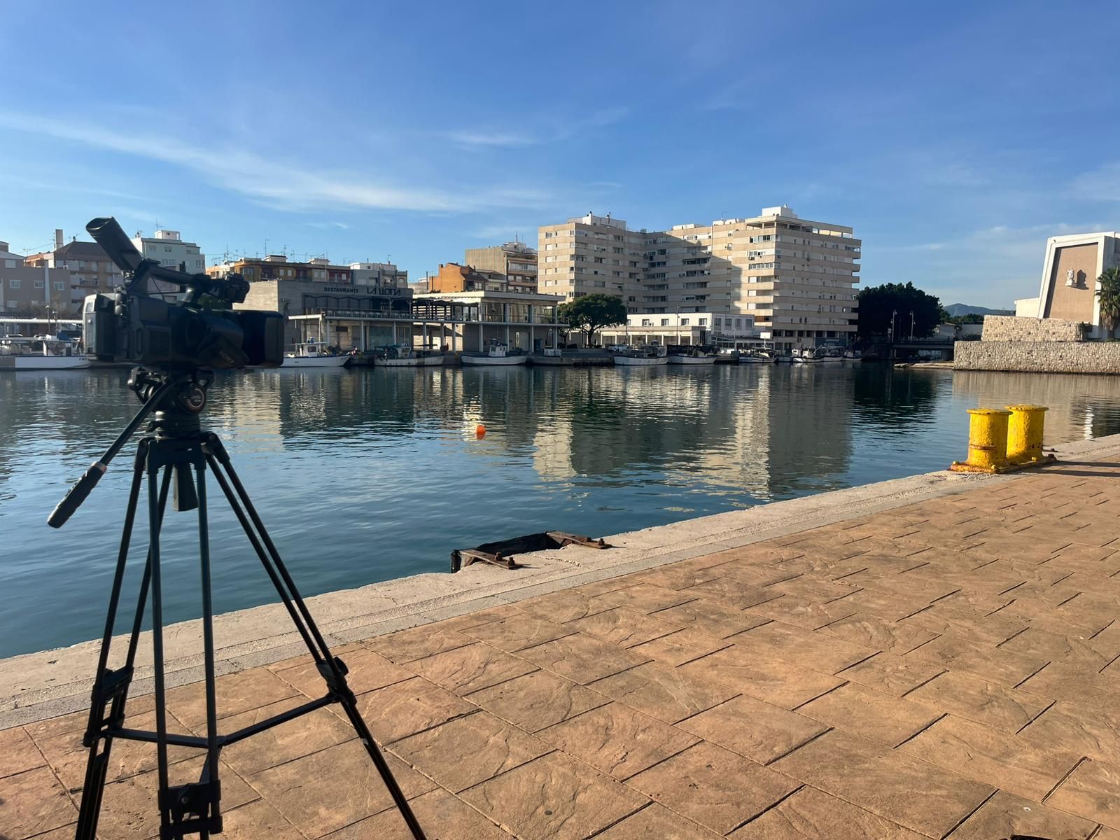 La Guardia Civil ultima la extracción del coche donde murió una joven en el puerto de Gandia