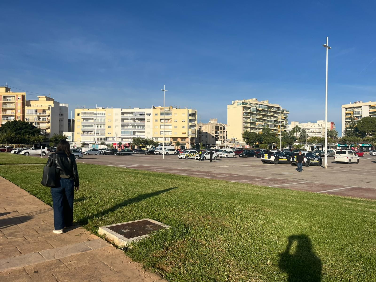La Guardia Civil ultima la extracción del coche donde murió una joven en el puerto de Gandia