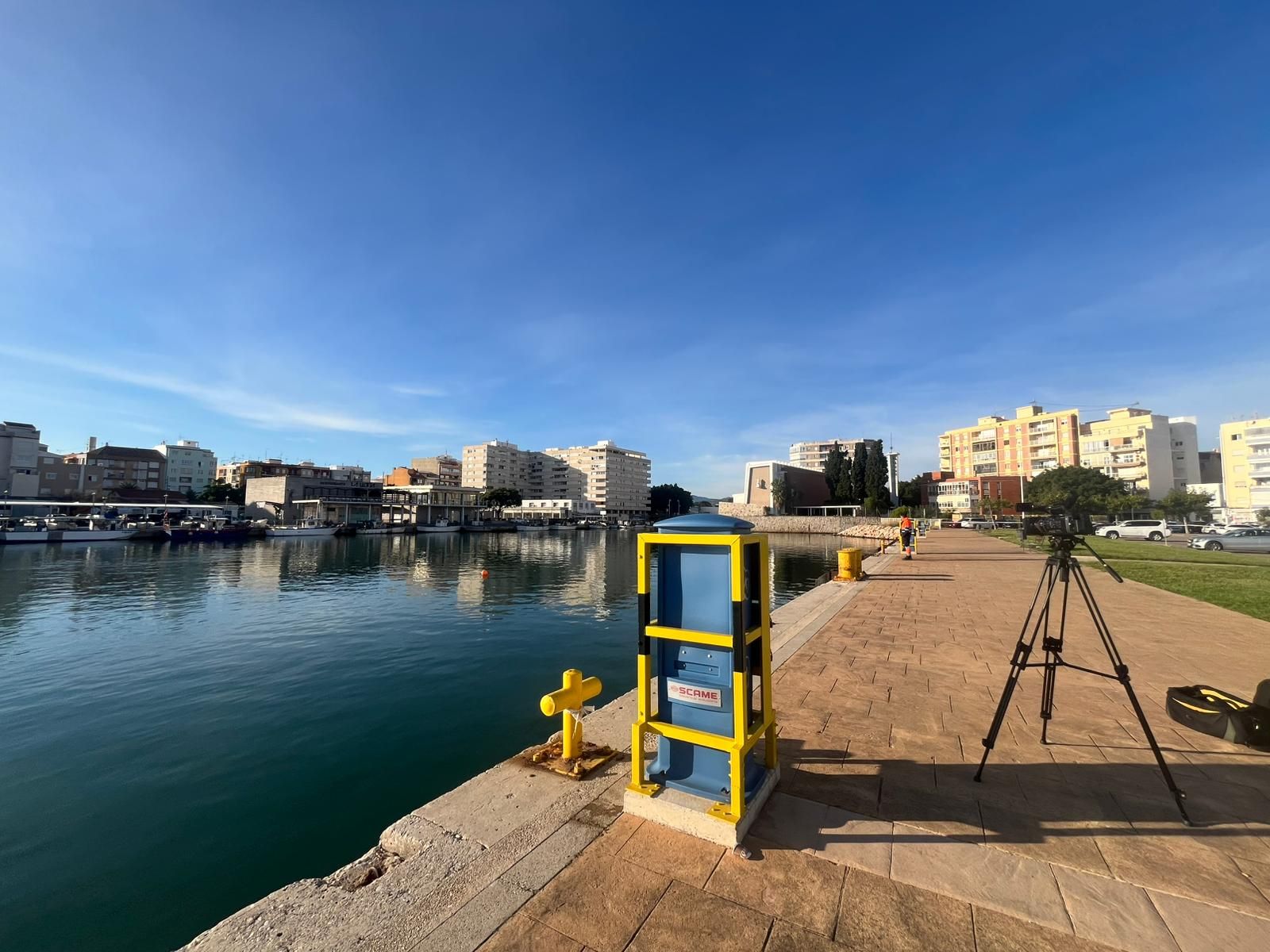 La Guardia Civil ultima la extracción del coche donde murió una joven en el puerto de Gandia