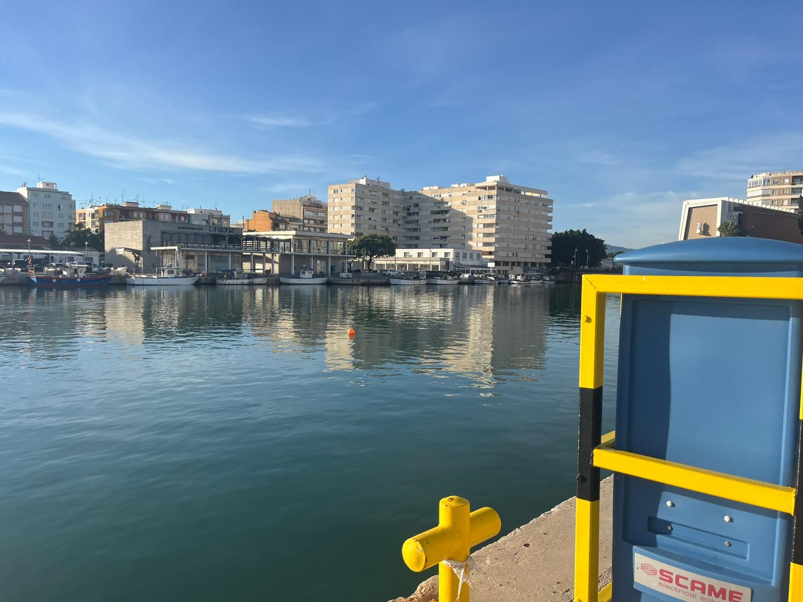La Guardia Civil ultima la extracción del coche donde murió una joven en el puerto de Gandia
