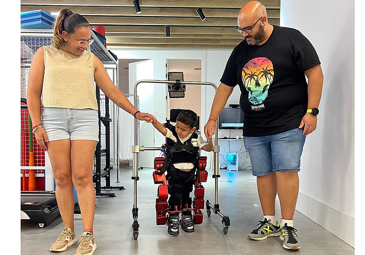 María José y Pablo, padres del niño, en una terapia con el pequeño.