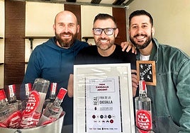 Óscar Alamán con el premio y acompañado por los creadores del destilado.