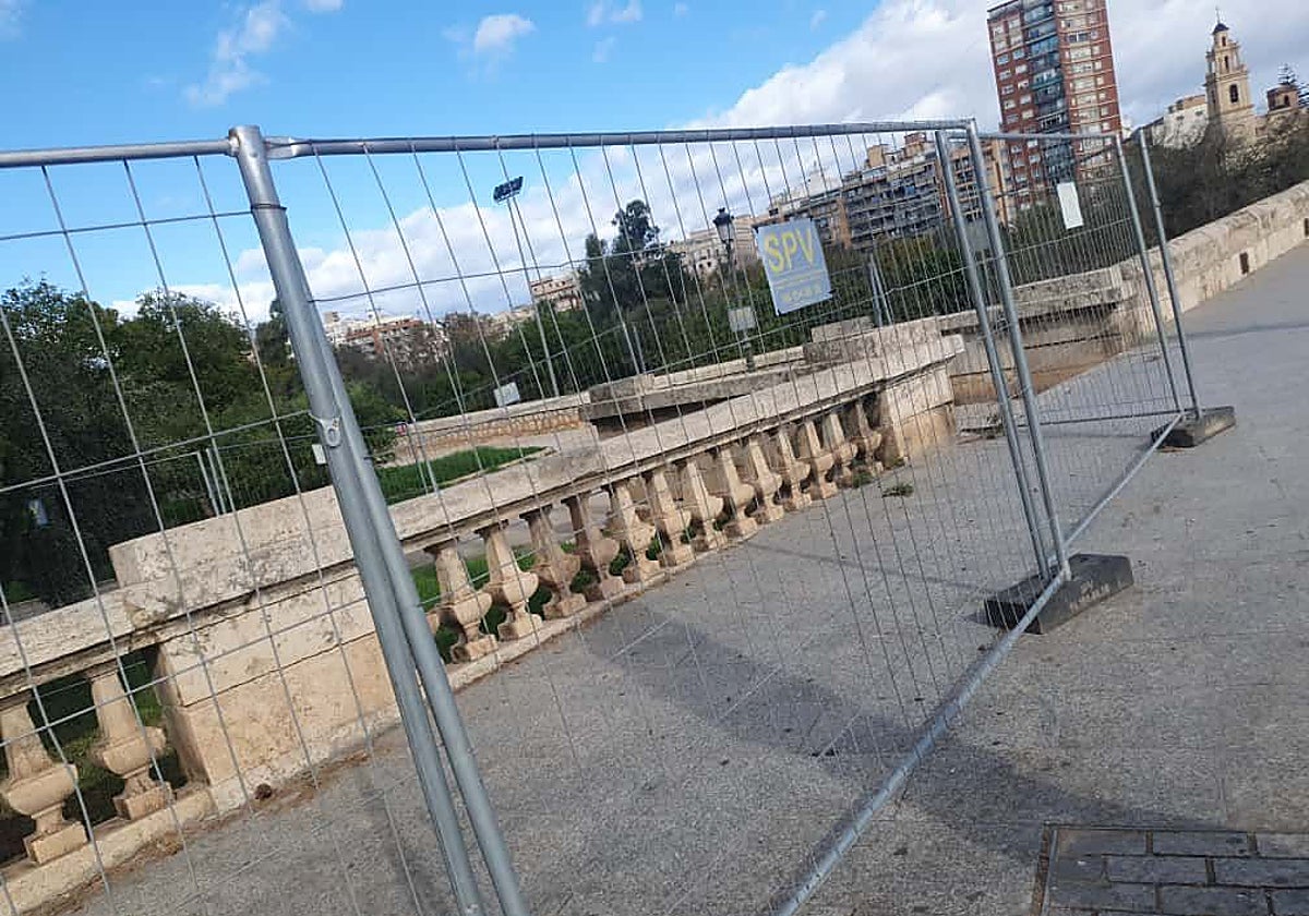 Imagen de la baranda del puente de Serranos vallada por parte del Ayuntamiento.