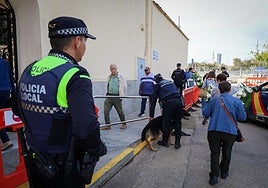 Dispositivo policial en el acceso del cementerio de Torrent.