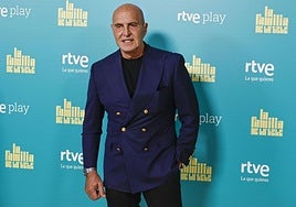 Kiko Matamoros posa en el photocall de 'La familia de la tele'.