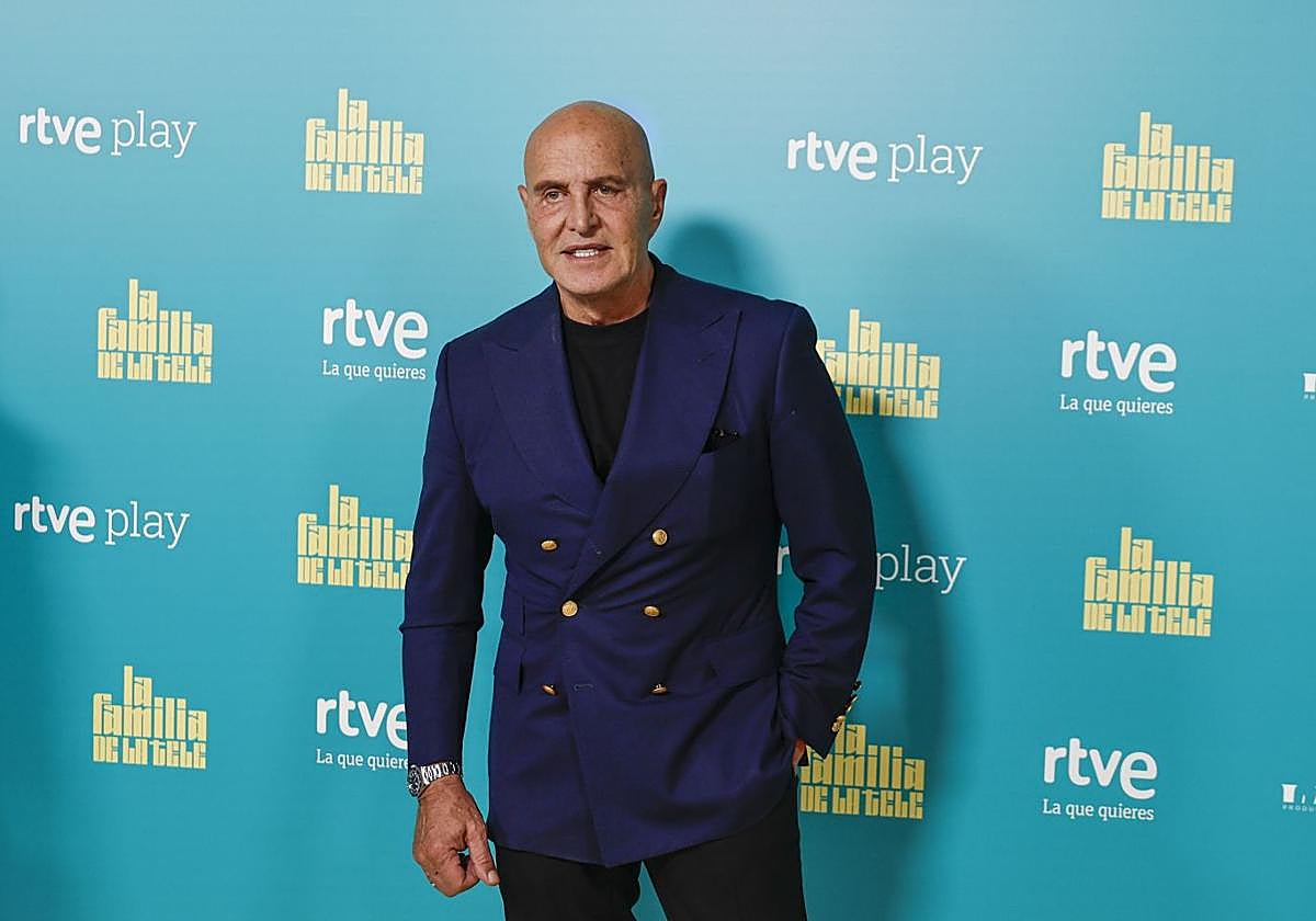 Kiko Matamoros posa en el photocall de 'La familia de la tele'.