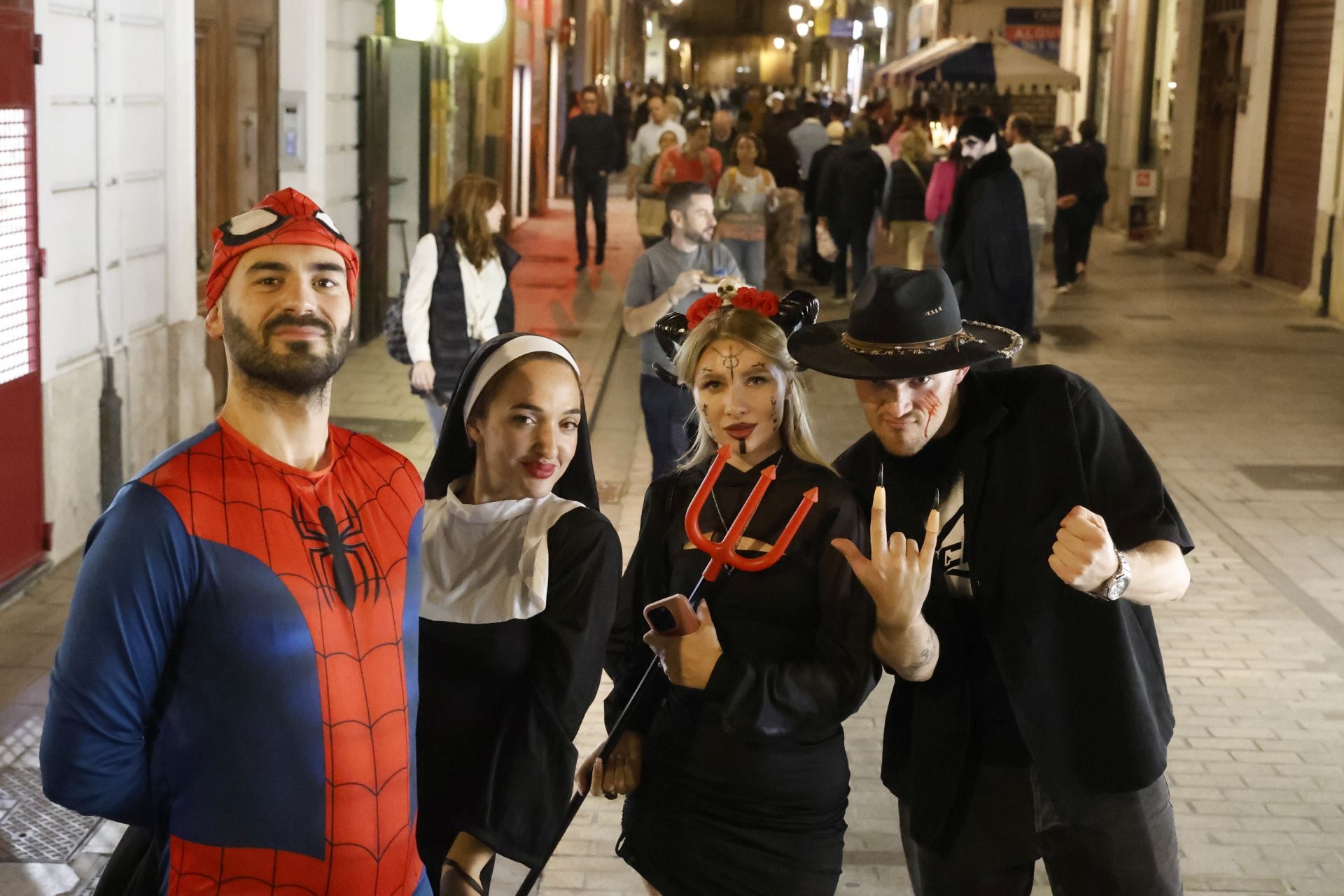 Valencia disfruta de Halloween en la noche más terrorífica del año