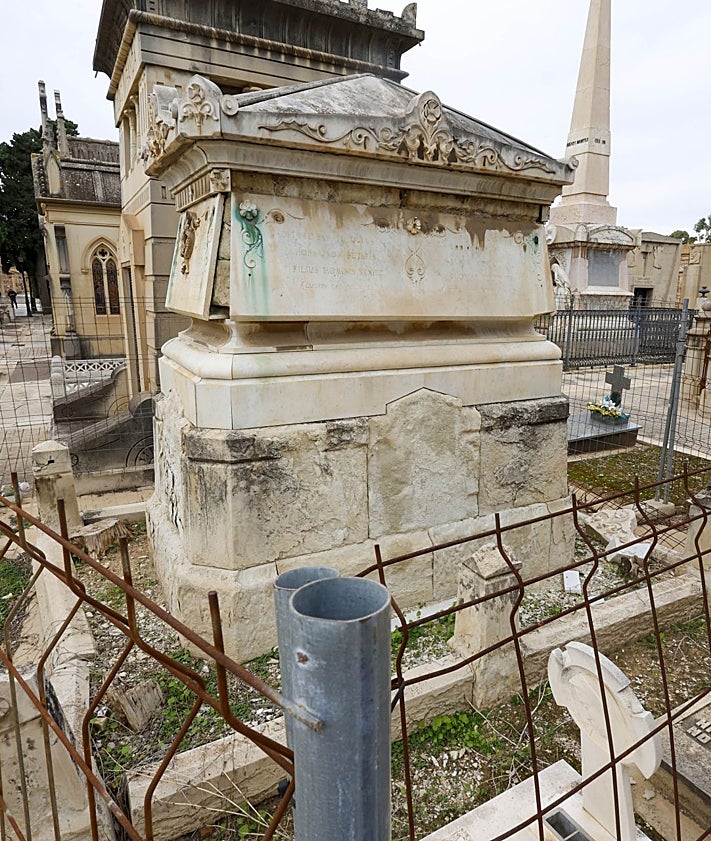 Imagen secundaria 2 - Panteón de Caro y Conicio, en la sección primera izquierda del Cementerio General de Valencia, el de los marqueses de Tremolar y un tercero próximo a la puerta de acceso al Camposanto.