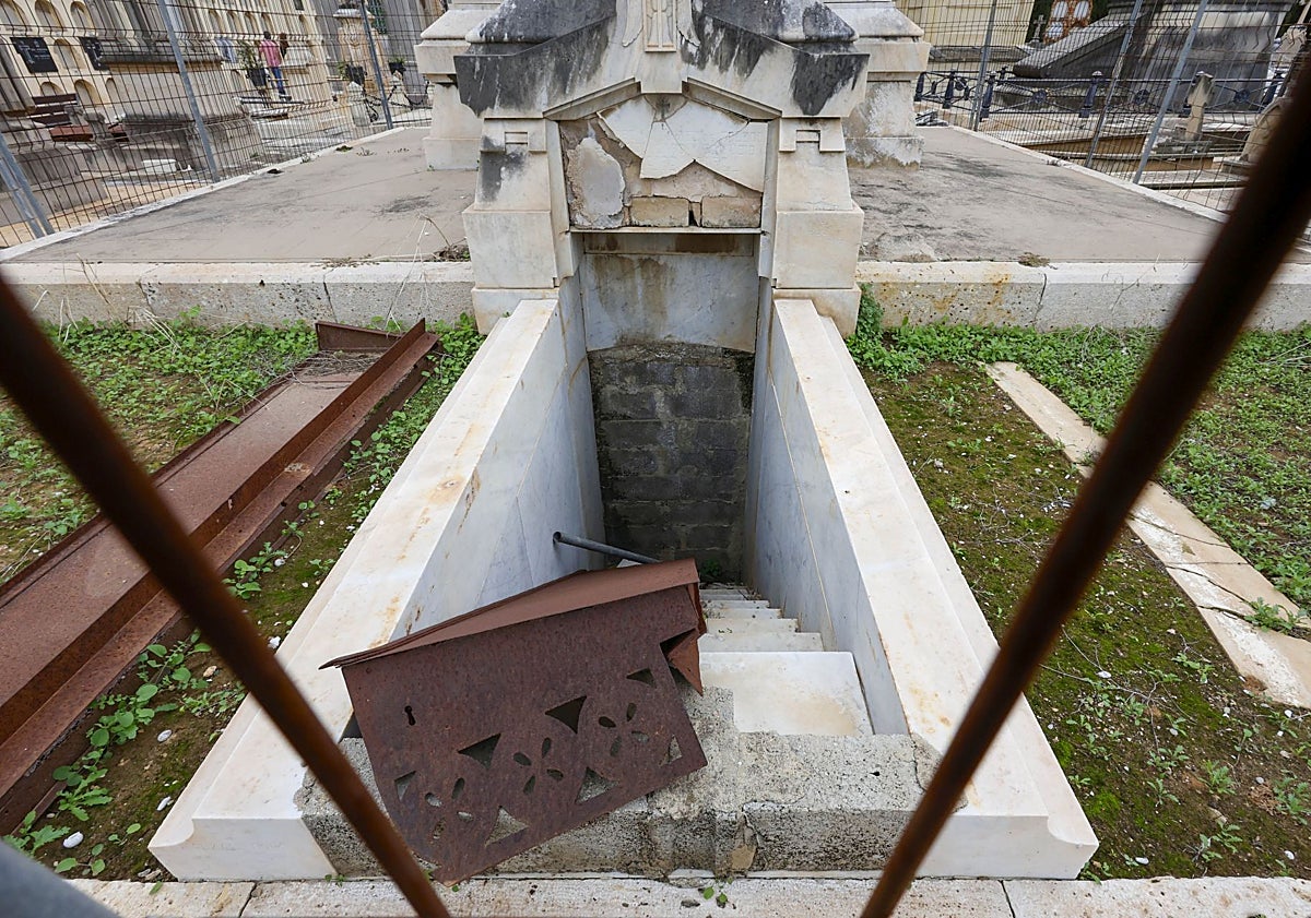 Imagen principal - Panteón de Caro y Conicio, en la sección primera izquierda del Cementerio General de Valencia, el de los marqueses de Tremolar y un tercero próximo a la puerta de acceso al Camposanto.