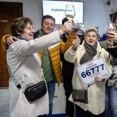 Varios ganadores celebran un premio de lotería. Imagen de archivo.