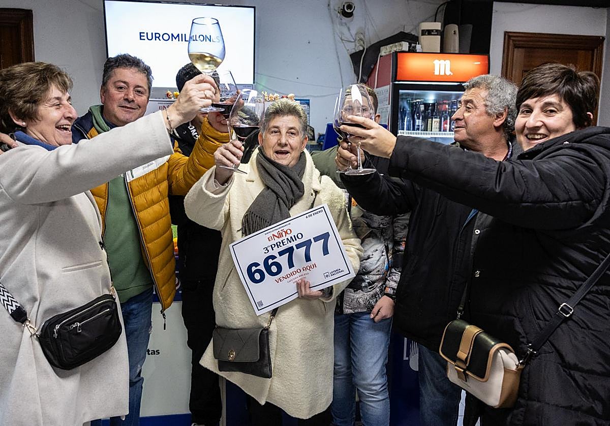 Varios ganadores celebran un premio de lotería. Imagen de archivo.
