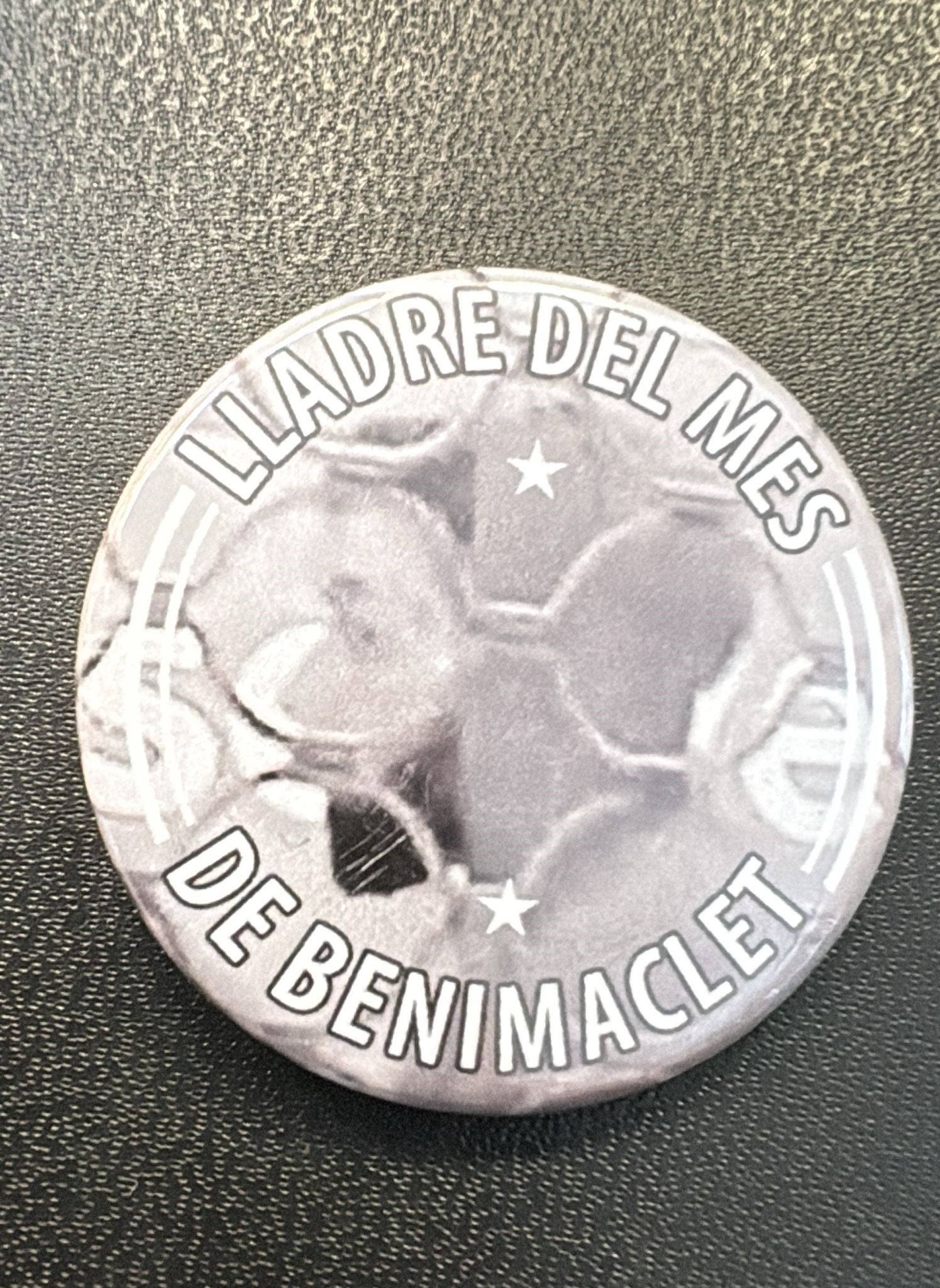 Chapa con el rostro del ladrón que hizo un comerciante de Benimaclet.