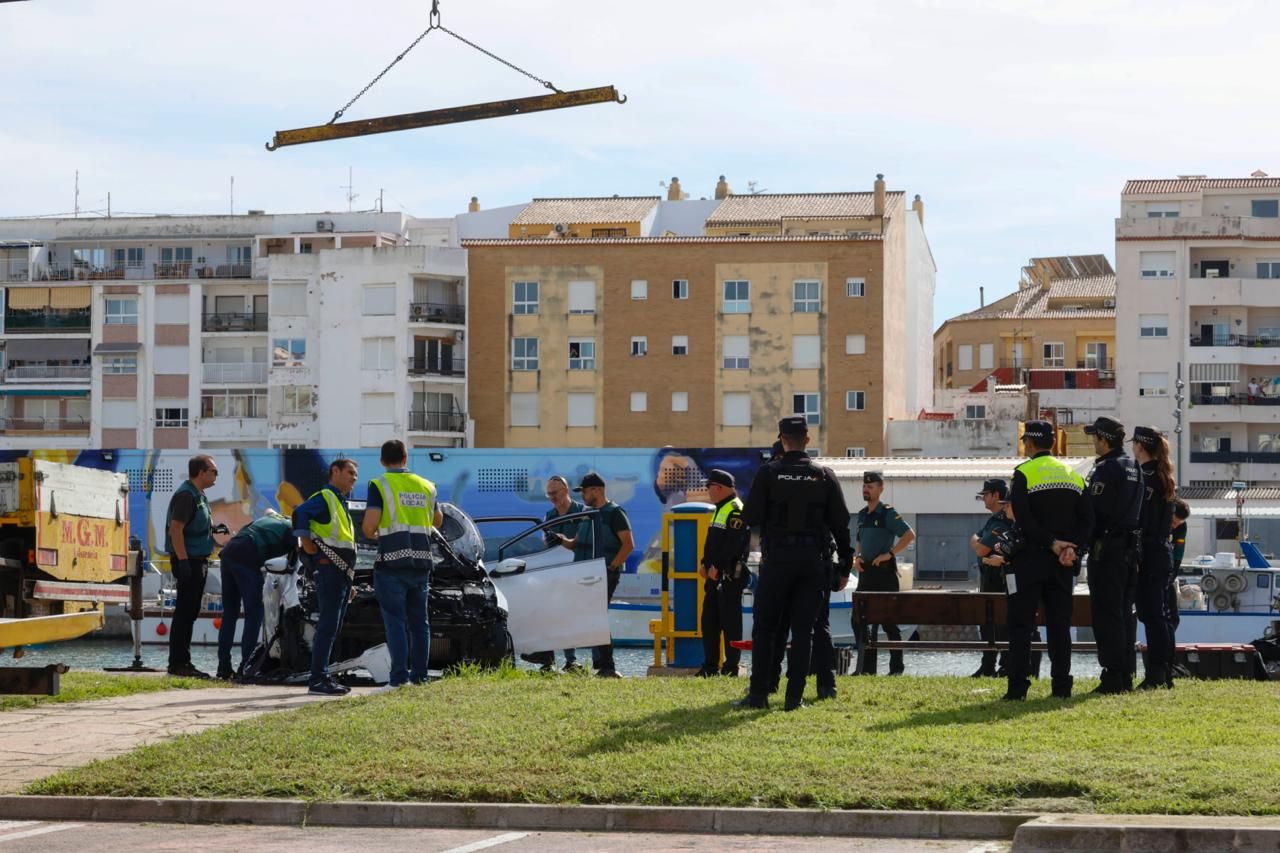 La Guardia Civil ultima la extracción del coche donde murió una joven en el puerto de Gandia