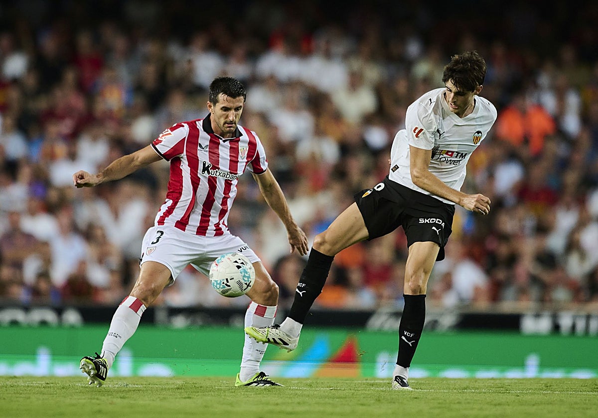 Javi Guerra durante un partido con el Valencia en Mestalla.