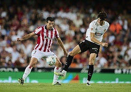 Javi Guerra durante un partido con el Valencia en Mestalla.