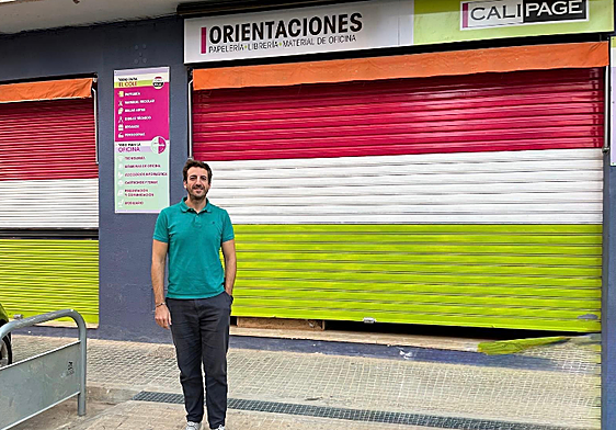 Paco Lozano frente a la fachada en Catarroja en la actualidad.