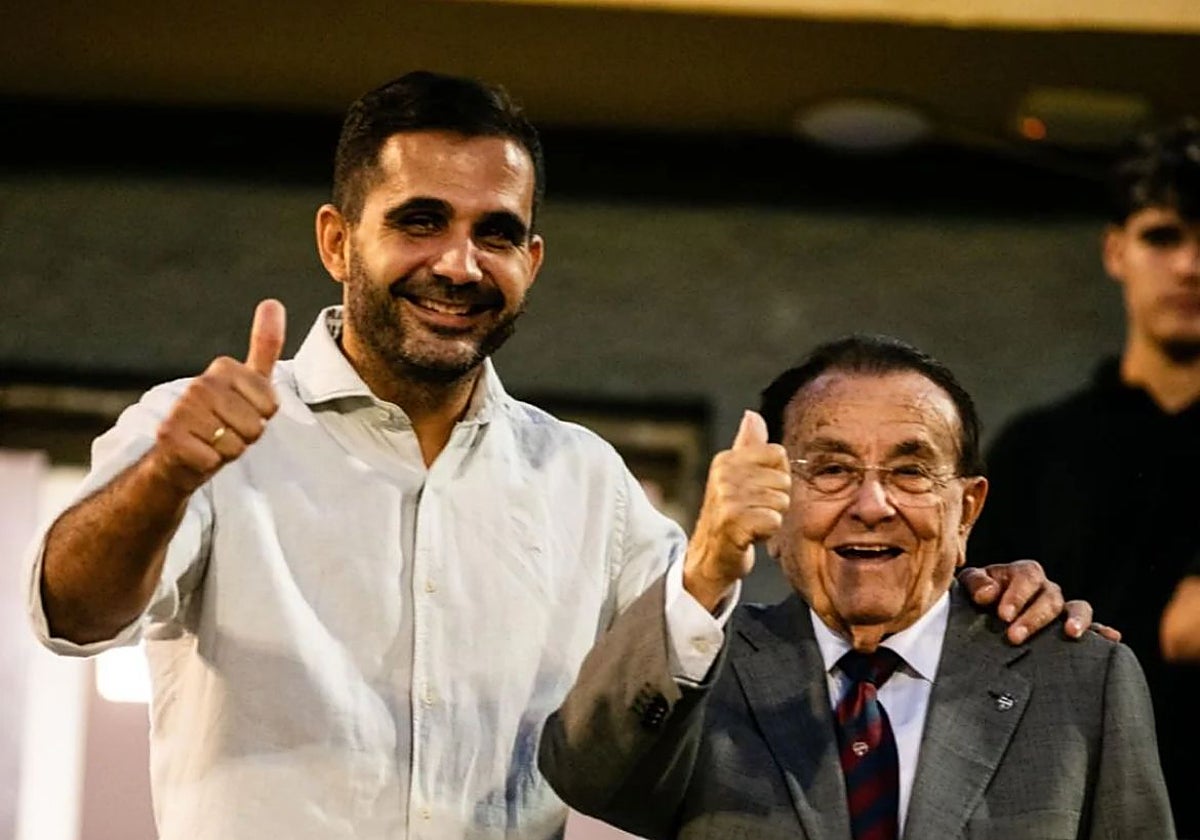 Verza posa junto a Paquito Fenollosa.