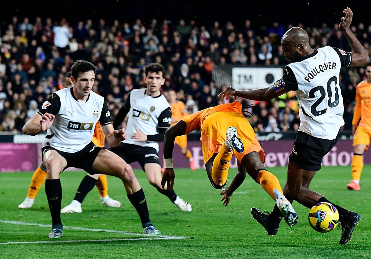 Vinícius cae ante Foulquier en el Bernabéu.
