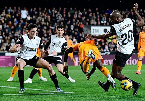 Vinícius cae ante Foulquier en el Bernabéu.