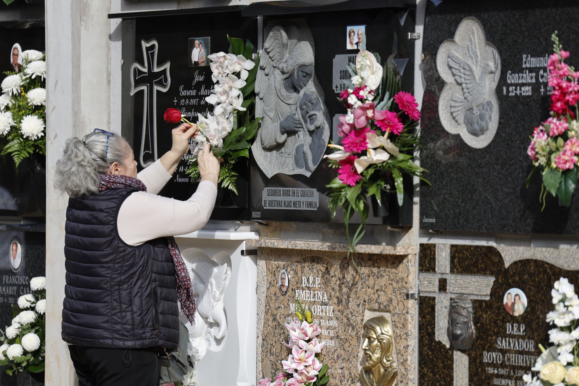 Los cementerios de Valencia se llenan el Día de Todos los Santos