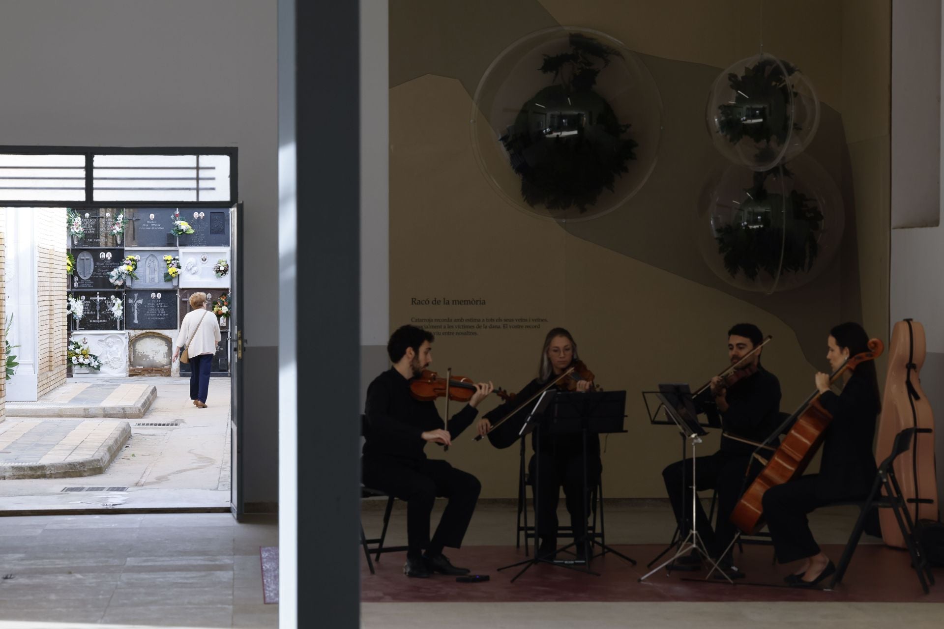 Los cementerios de Valencia se llenan el Día de Todos los Santos