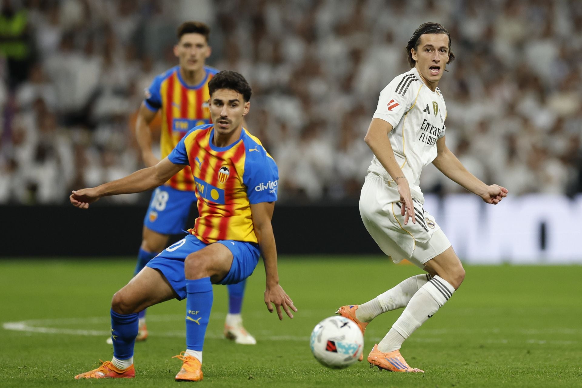 André Almeida observa el balón ante el madridista Carreras.