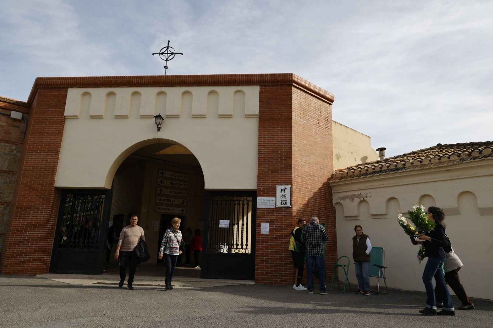 Los cementerios de Valencia se llenan el Día de Todos los Santos