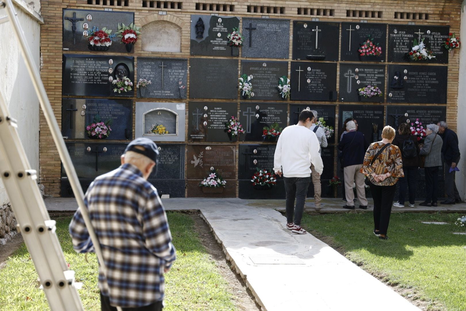 Los cementerios de Valencia se llenan el Día de Todos los Santos