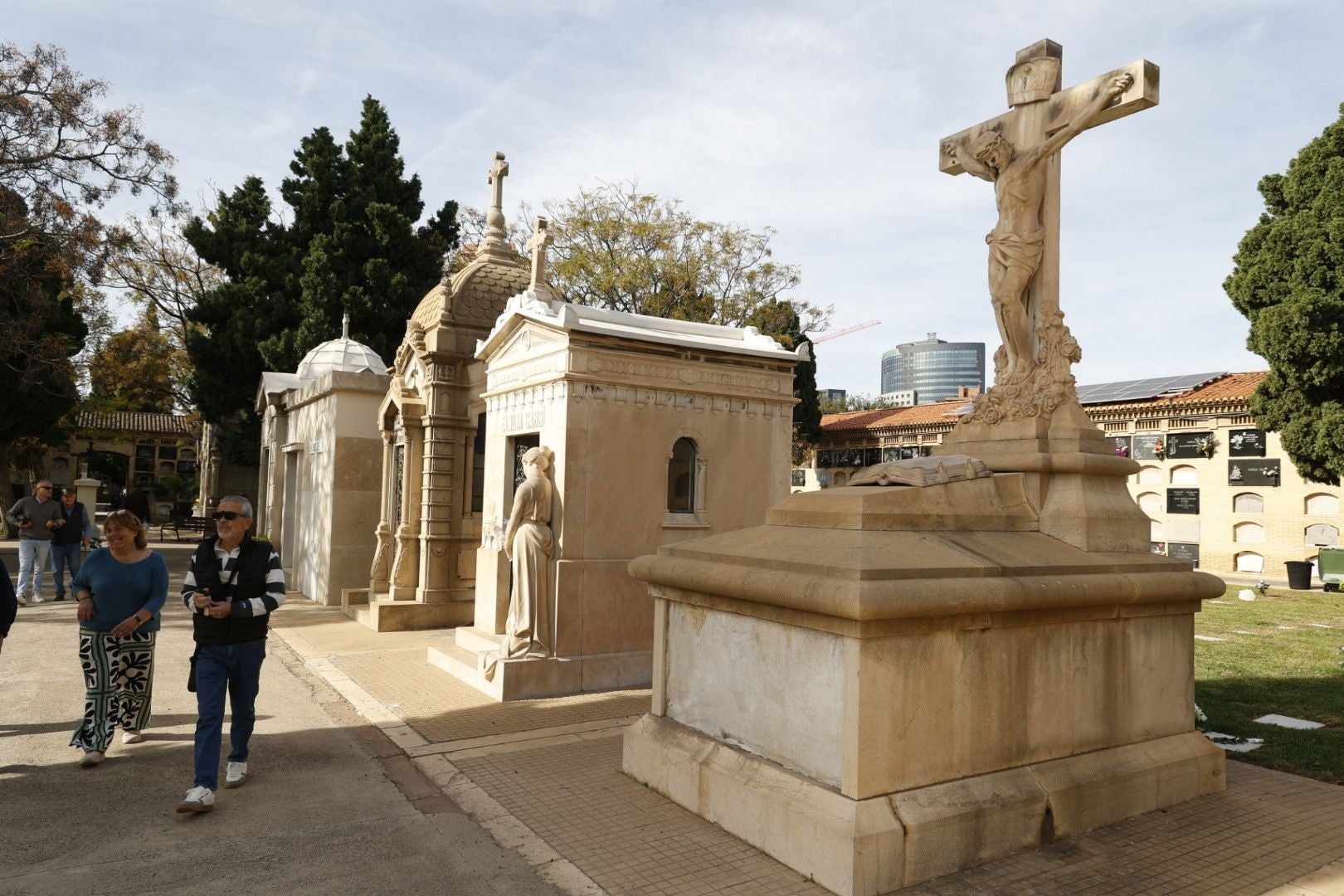 Los cementerios de Valencia se llenan el Día de Todos los Santos