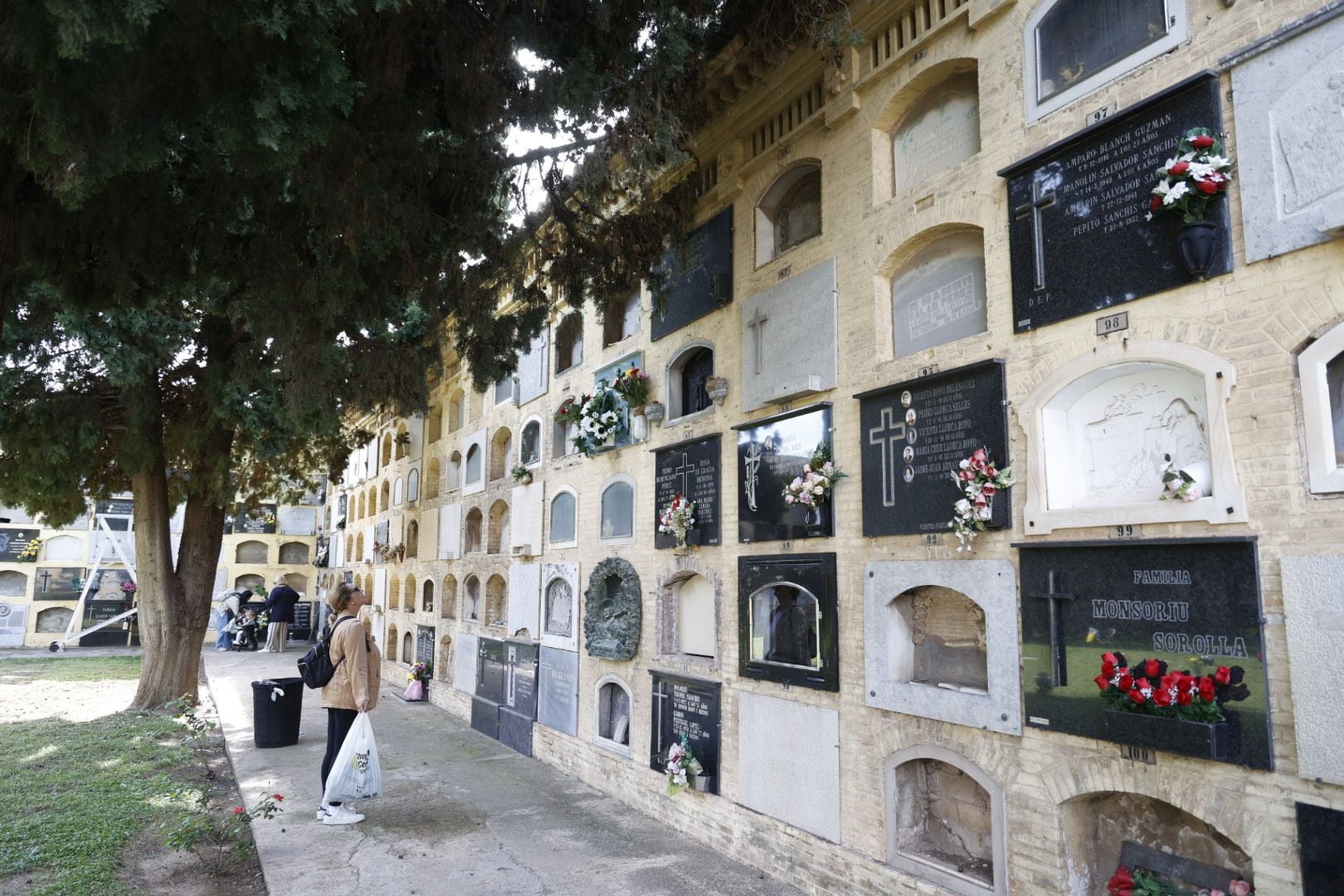 Los cementerios de Valencia se llenan el Día de Todos los Santos