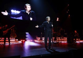 Raphael en el escenario del Roig Arena, durante su concierto.